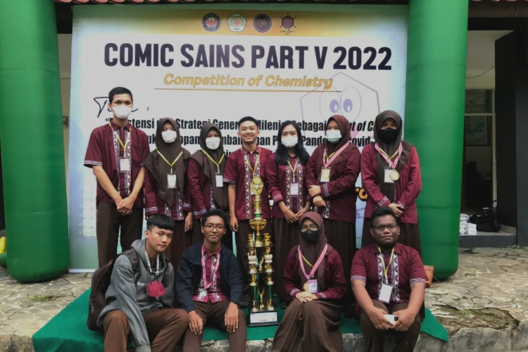 Para pemenang berpose bersama piala bergilir Comic Sains V 2022